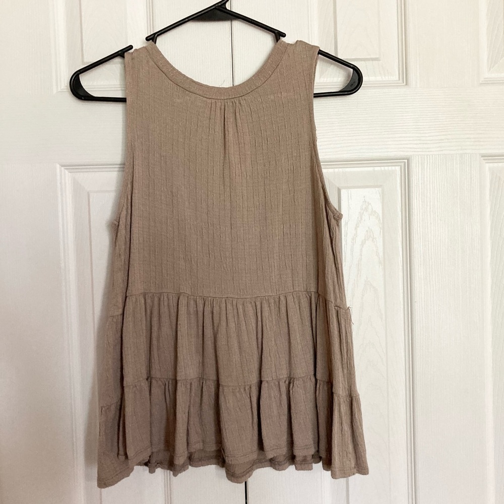 Blouse from La Miel taupe colored with keyhole back